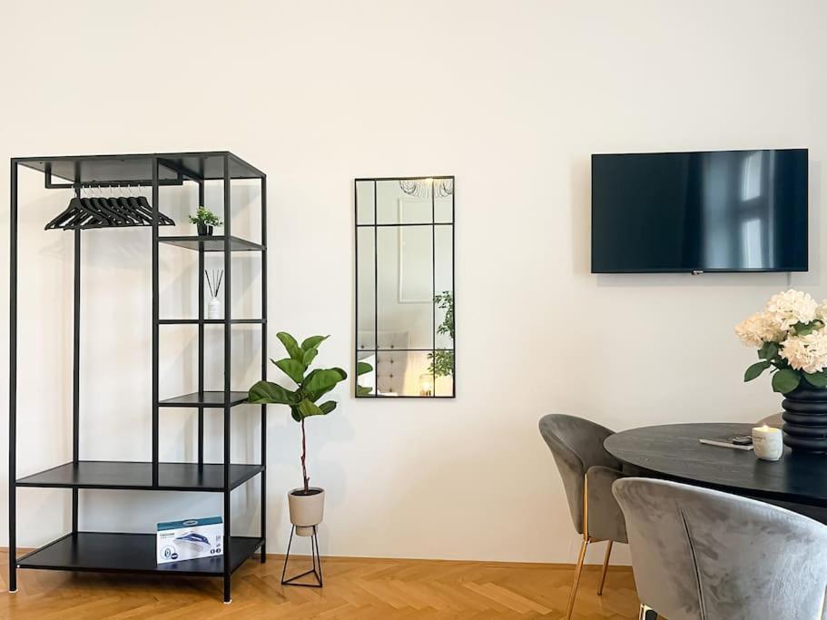 Cozy & Central 2 Bedroom Apartment ウィーン エクステリア 写真