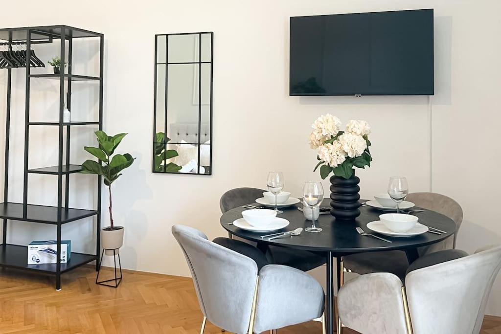 Cozy & Central 2 Bedroom Apartment ウィーン エクステリア 写真